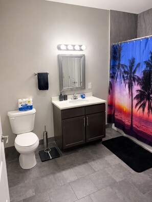Bathroom - Luxe condo in Elizabeth nj 8 mins from EWR Newark airport, 4 min from nj transit (Torrington)