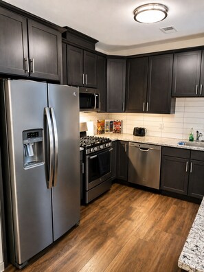 Private kitchen - Luxe condo in Elizabeth nj 8 mins from EWR Newark airport, 4 min from nj transit (Torrington)