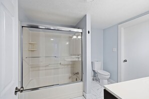 Bathroom - 2-bedroom apartment in Plymouth near the beach (Plymouth)