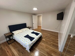 Room - 2-bedroom apartment in Plymouth near the beach (Plymouth)