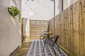 Outdoor dining - Gorgeous, Coastal Cottage - Pass the Keys (Bognor Regis)