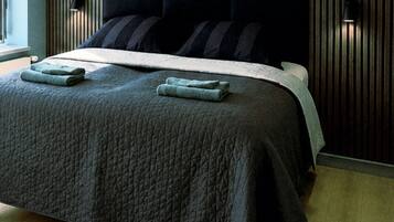 Quarto casal ou duplo luxo, varanda, vista para o pátio | Wi-Fi de cortesia