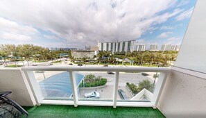 Property grounds - Bright condo in perfect Sunny Isles Beach with cool AC (Sunny Isles Beach)