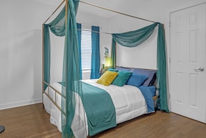 WiFi, bed sheets - Spacious Atlanta Retreat/2 Kitchens/ Sleeps 12/ 8 Min to Mercedes Benz (Atlanta)