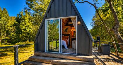 COZY COUPLES GETWAY-ON PICKWICK LAKE! PRIVATE HOT TUB, OUTDOOR SHOWER & FIRE PIT