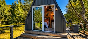 COZY COUPLES GETWAY-ON PICKWICK LAKE! PRIVATE HOT TUB, OUTDOOR SHOWER & FIRE PIT
