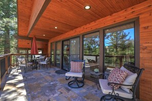 Outdoor dining - Luna’s Mountain Manor | Chef Kitchen & Game Room (Stateline)