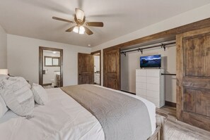 Desk, WiFi, bed sheets - Luna’s Mountain Manor | Chef Kitchen & Game Room (Stateline)