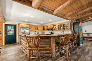Wasserkocher mit Kaffee-/Teezubehör, Kühlschrank, Mikrowelle, Ofen