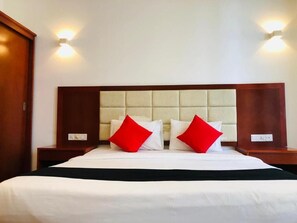 Deluxe Double Room, Balcony, Pool View | In-room safe, laptop workspace, iron/ironing board, free WiFi - Capital Wind - Kalpitiya (Kalpitiya)
