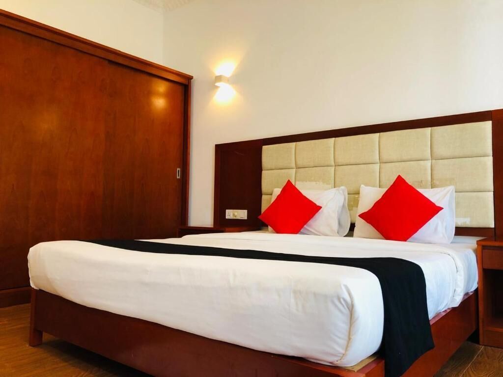 In-room safe, laptop workspace, iron/ironing board, free WiFi