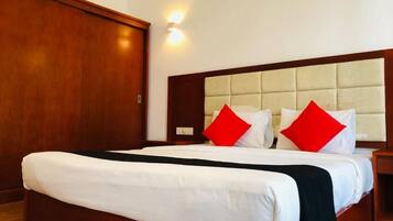 In-room safe, laptop workspace, iron/ironing board, free WiFi