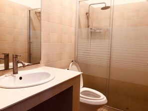 ห้องดีลักซ์ดับเบิล, ระเบียง, วิวสระว่ายน้ำ | ห้องน้ำ | ของใช้ในห้องน้ำฟรี, ไดร์เป่าผม, ผ้าเช็ดตัว, สบู่