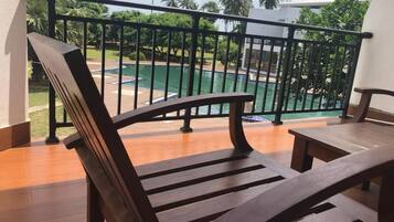 Quarto casal luxo, sacada, vista para a piscina | Área da propriedade