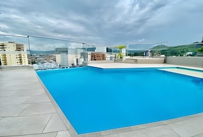 Una piscina en la azotea con vistas despejadas del paisaje urbano.