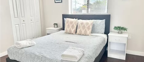 1 habitación, tabla de planchar con plancha, wifi gratis y ropa de cama