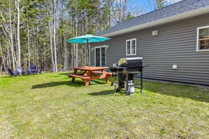 Outdoor dining - Seal Point Haven-New! (Lamoine)