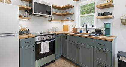 Steps from Bates College, Quiet Cottage Retreat