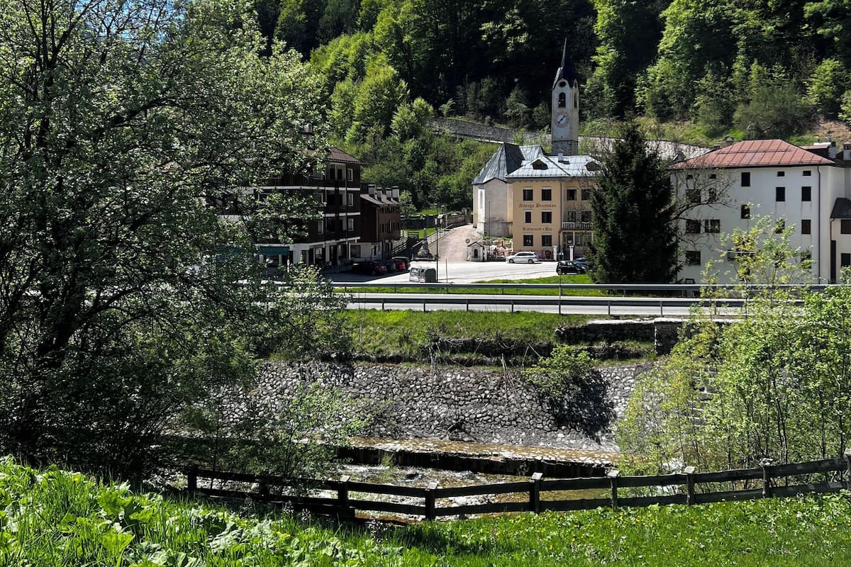 A town with a church, a building labeled 'Alfred Brunsinger,' and a stone bridge.