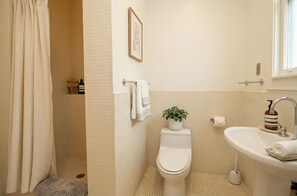 Bathroom - Beautiful 2-bedroom townhome in the heart of San Francisco in sunny South Beach. (San Francisco)