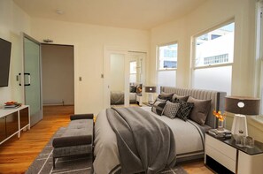 Room - Beautiful 2-bedroom townhome in the heart of San Francisco in sunny South Beach. (San Francisco)