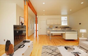 Living area - Beautiful 2-bedroom townhome in the heart of San Francisco in sunny South Beach. (San Francisco)