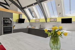 Fridge, microwave, oven, dishwasher - Luxury dog friendly holiday home that sleeps 10 (Laugharne)