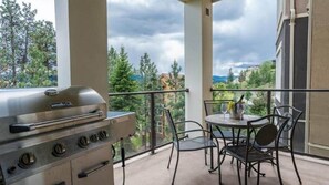 Outdoor dining - Sunset Retreat - Pool, Hot Tub & Golf (2306) (Kelowna)