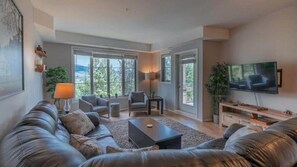 Living area - Sunset Retreat - Pool, Hot Tub & Golf (2306) (Kelowna)