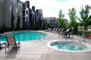 A heated pool - Sunset Retreat - Pool, Hot Tub & Golf (2306) (Kelowna)