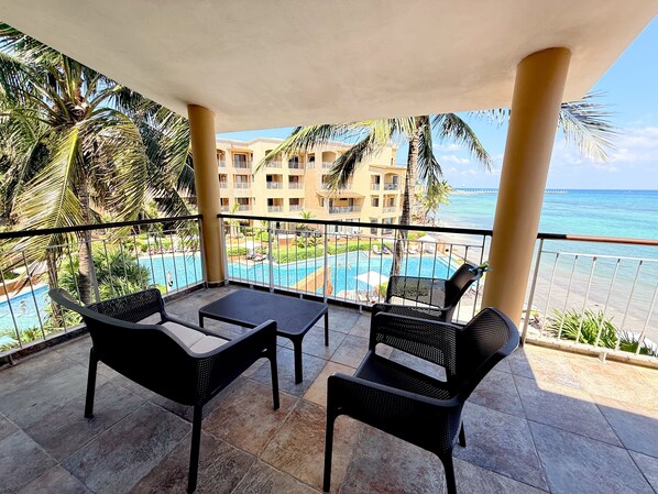 Property grounds - Bright and spacious 3-bedroom PH with jacuzzi ocean front in Playa del Carmen (Playa del Carmen)