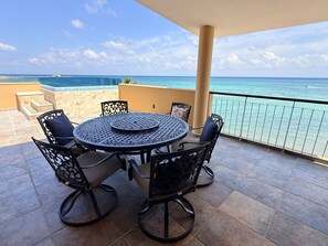 Outdoor dining - Bright and spacious 3-bedroom PH with jacuzzi ocean front in Playa del Carmen (Playa del Carmen)