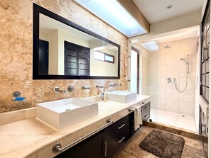 Bathroom - Bright and spacious 3-bedroom PH with jacuzzi ocean front in Playa del Carmen (Playa del Carmen)