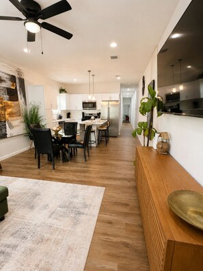 Dining - Cozy 3BR Near Downtown Houston + Gated Parking (Houston)
