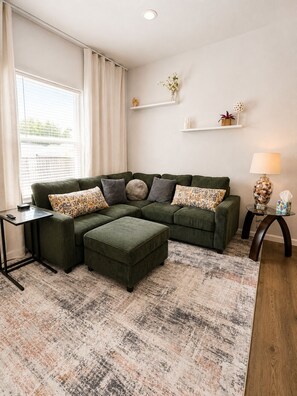Living area - Cozy 3BR Near Downtown Houston + Gated Parking (Houston)