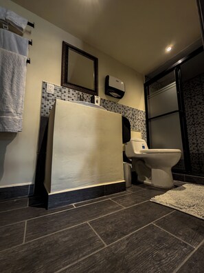 Comfort-Zimmer | Badezimmer | Dusche, Haartrockner, Handtücher, Shampoo