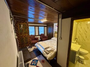 Habitación doble económica | Baño | Regadera, secadora de cabello, batas, toallas 