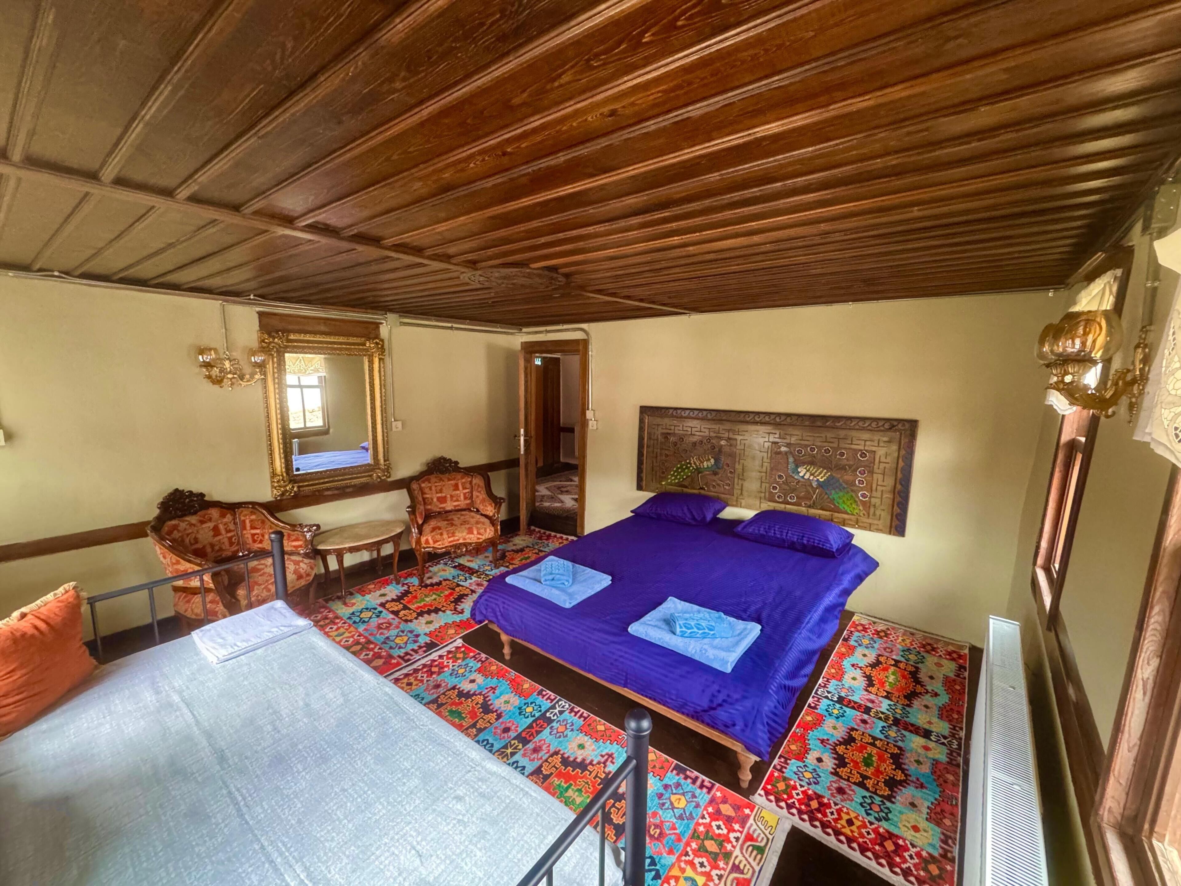 Habitación superior con 1 cama matrimonial o 2 individuales, vista a la ciudad | Wifi gratis y ropa de cama 