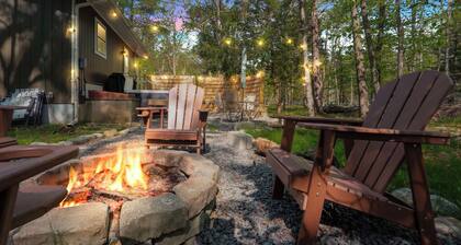 Serene wooded setting, hot tub, pets allowed, private and cozy cabin