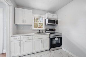 Private kitchen - Soothing 1-bedroom apartment in Plymouth near the beach (Plymouth)