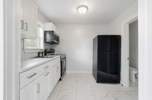 Private kitchen - Soothing 1-bedroom apartment in Plymouth near the beach (Plymouth)