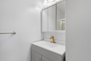 Bathroom - Soothing 1-bedroom apartment in Plymouth near the beach (Plymouth)