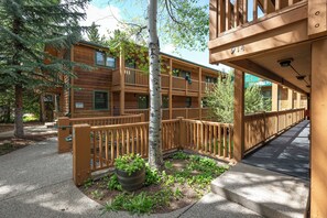 Exterior - Modern & Cozy Studio Suite in the Heart of Downtown Aspen - Steps From Gondola! (Aspen)