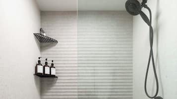Séchoir à cheveux, serviettes fournies, savon, papier de toilette