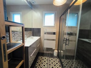 Shower, hair dryer - Vrbo Property (Saint-Malo)