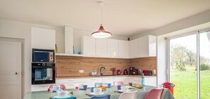 Wasserkocher mit Kaffee-/Teezubehör, Kühlschrank, Mikrowelle, Ofen