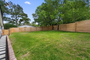 Property grounds - Spacious 4 Bed I 3 Bath in Austin, Texas  with Office and Fast Wi-Fi (Austin)