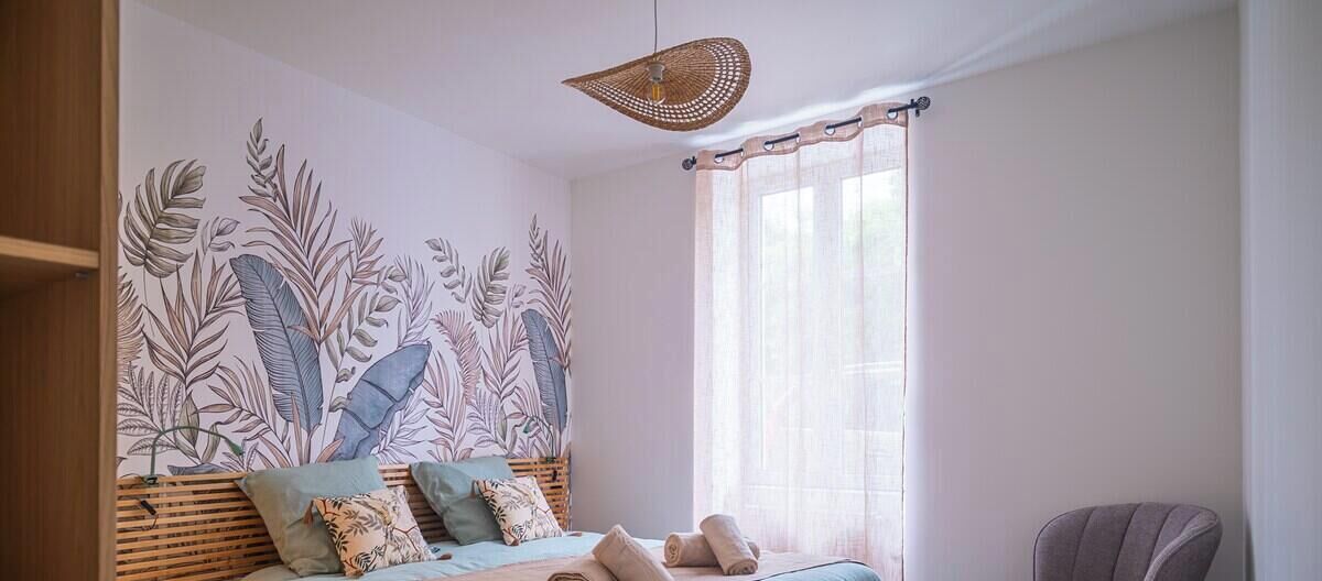 Travel crib, WiFi, bed sheets