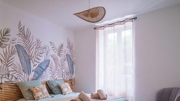 Travel crib, WiFi, bed sheets