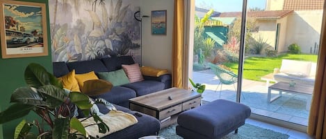 Een televisie, videogames, boeken en een stereo